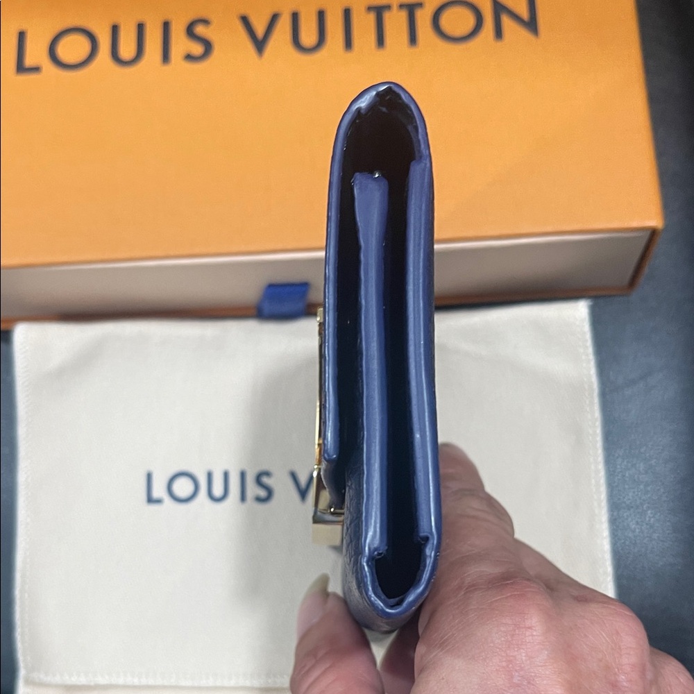 Louis Vuitton Capucines Compact
Maxi Wallet - Picture 6 of 15